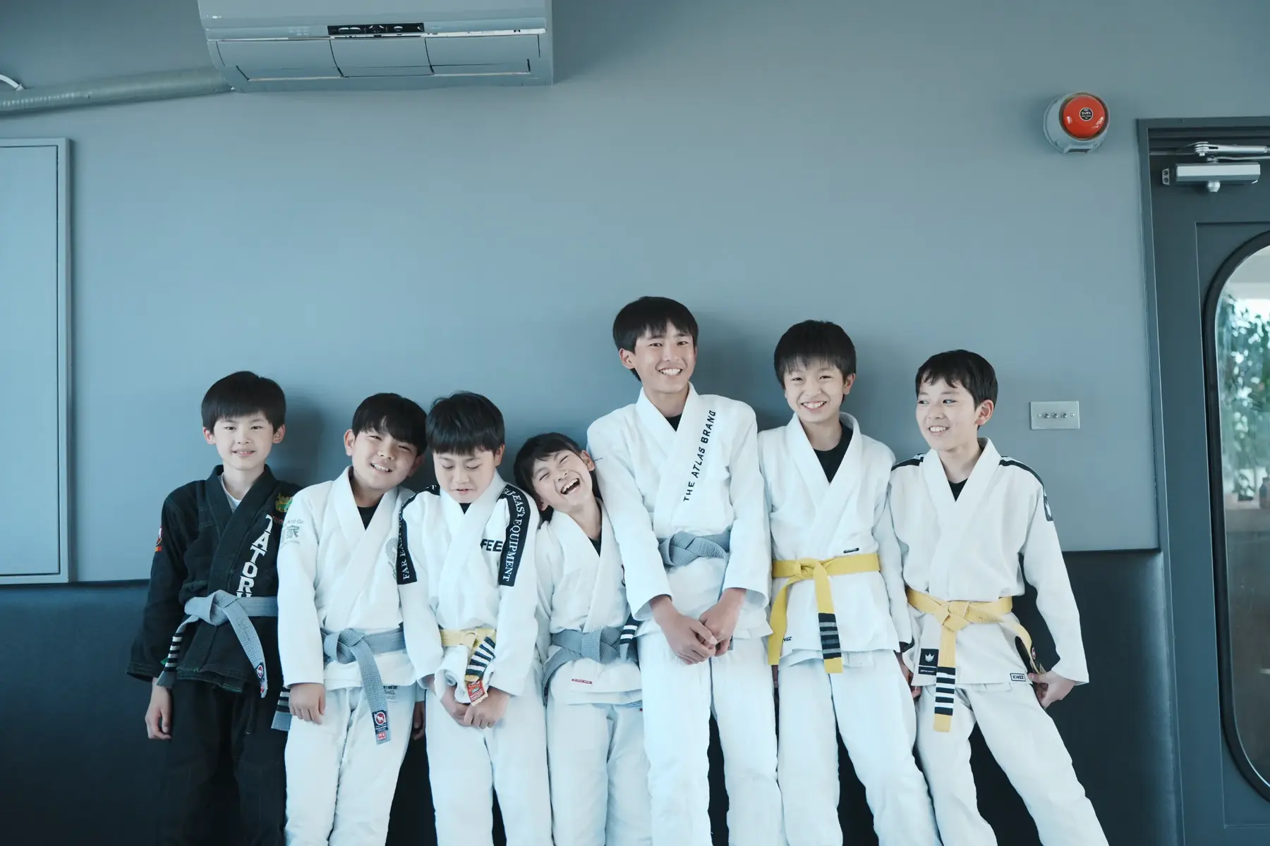 道場に並ぶ TATORU KIDZ の子供たち