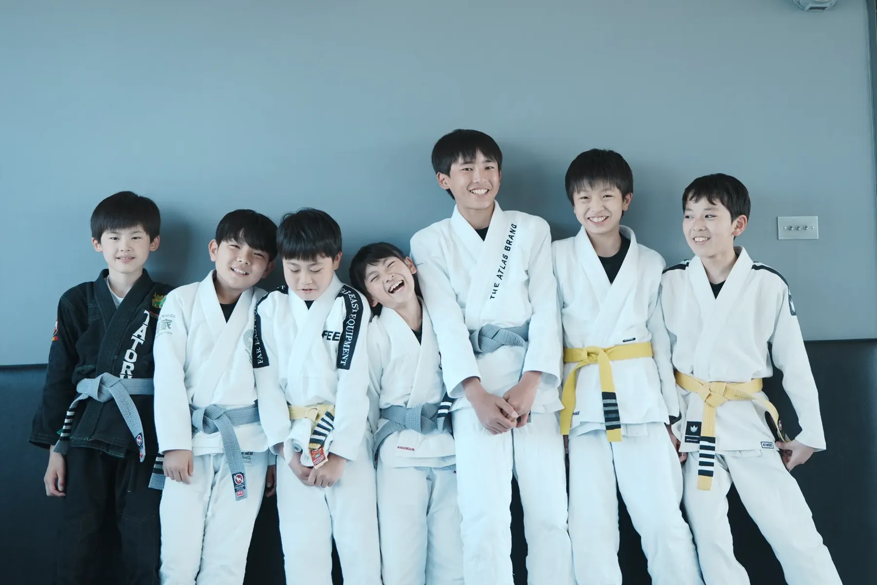 道場に並ぶ TATORU KIDZ の子供たち